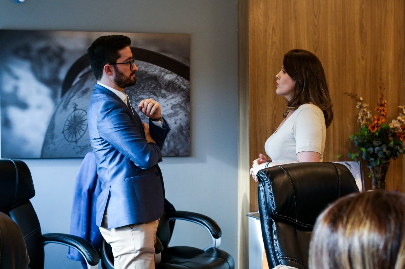 Teddy Amattos conversando com participante