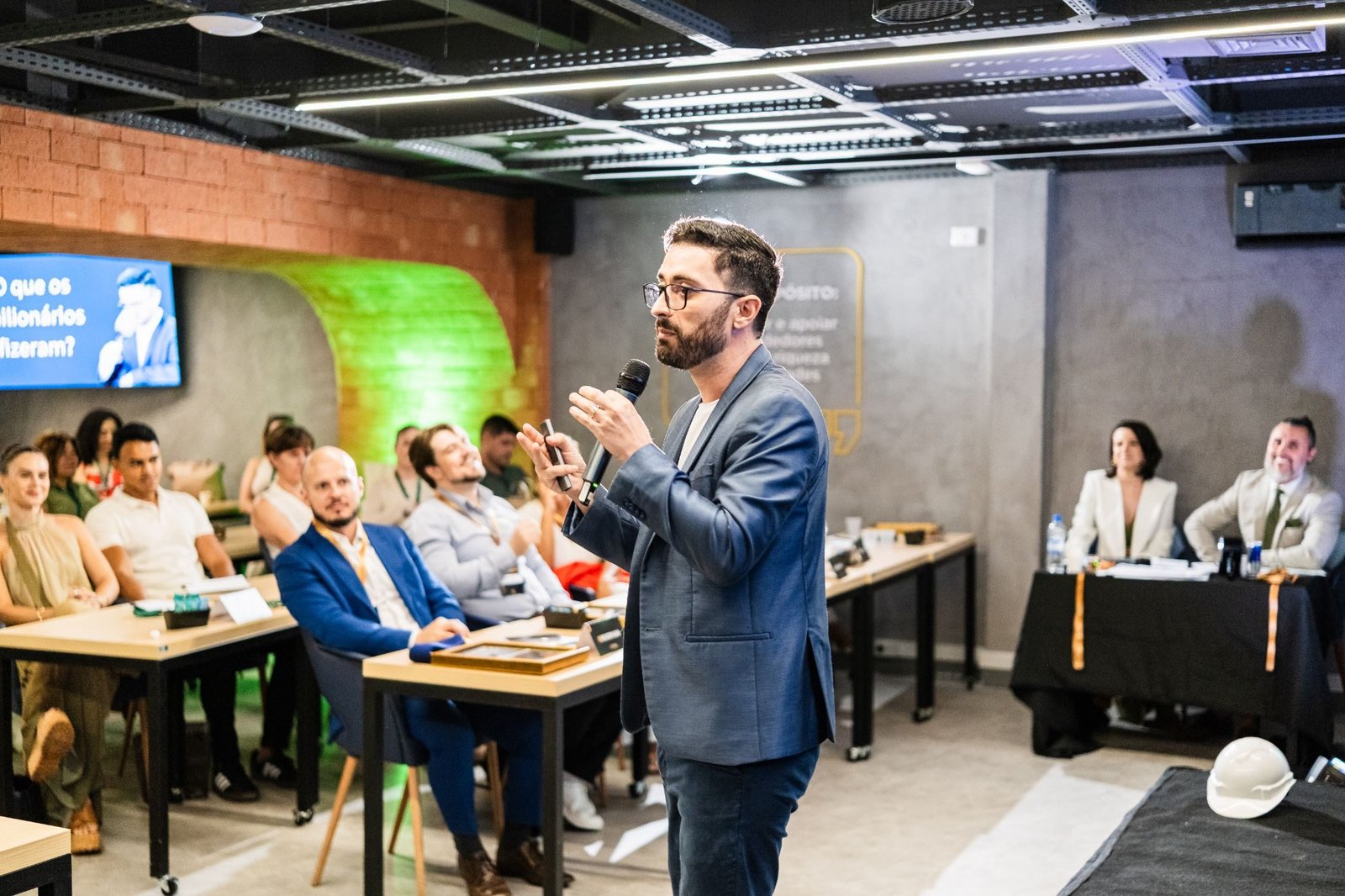 Teddy Amattos em palestra com plateia