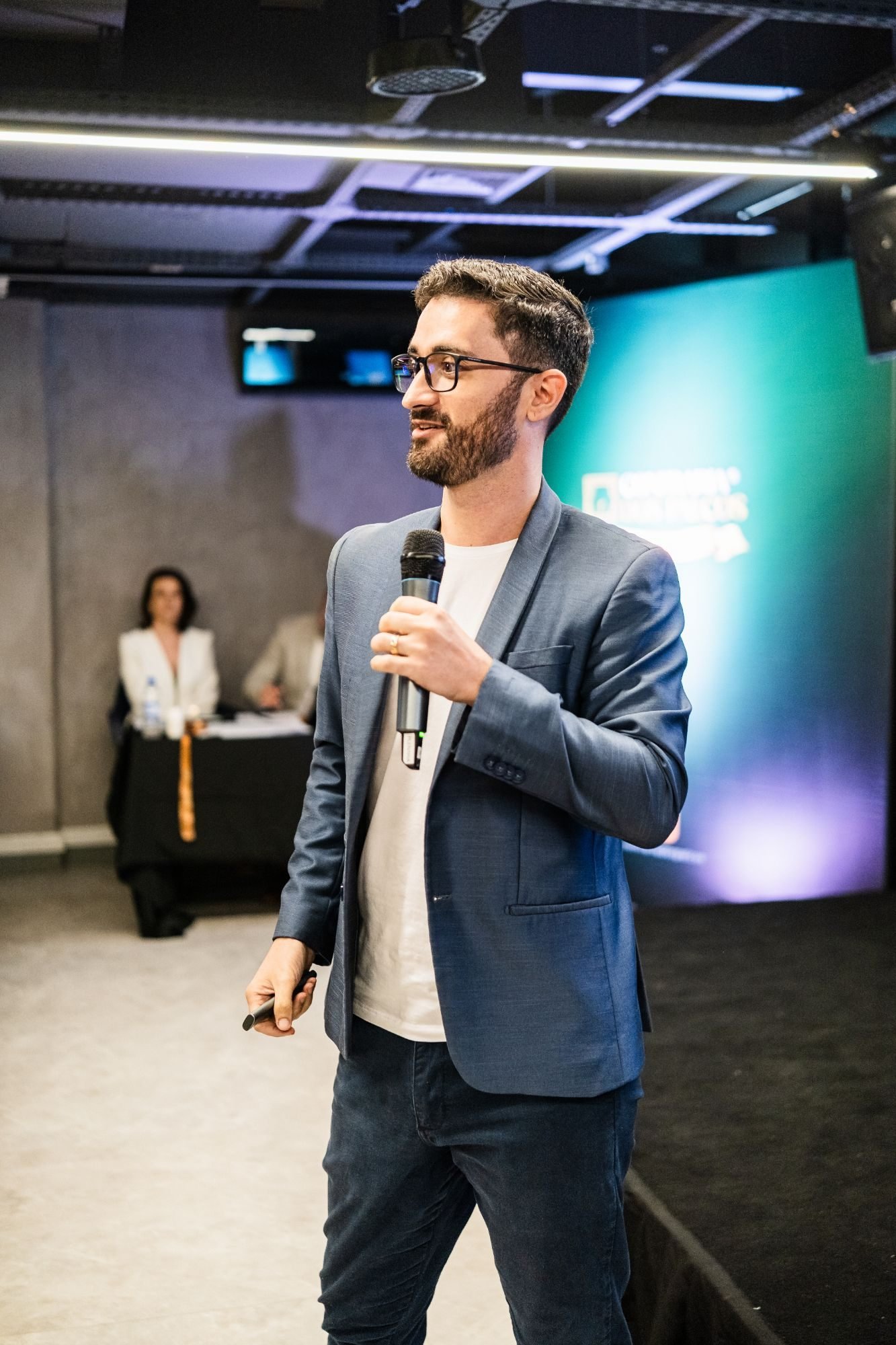 Teddy Amattos apresentando com microfone
